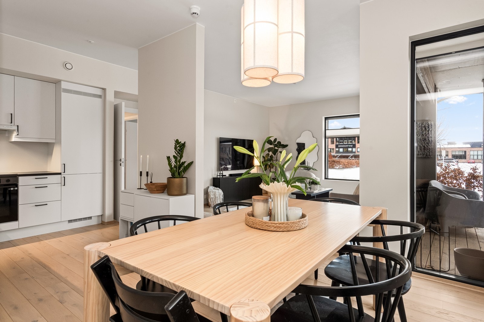 Fra stuen er det direkte utgang til en markterrasse som utvider oppholdsarealet. Det er mulighet for innglassing av terrassen om ønskelig. Galleribilde