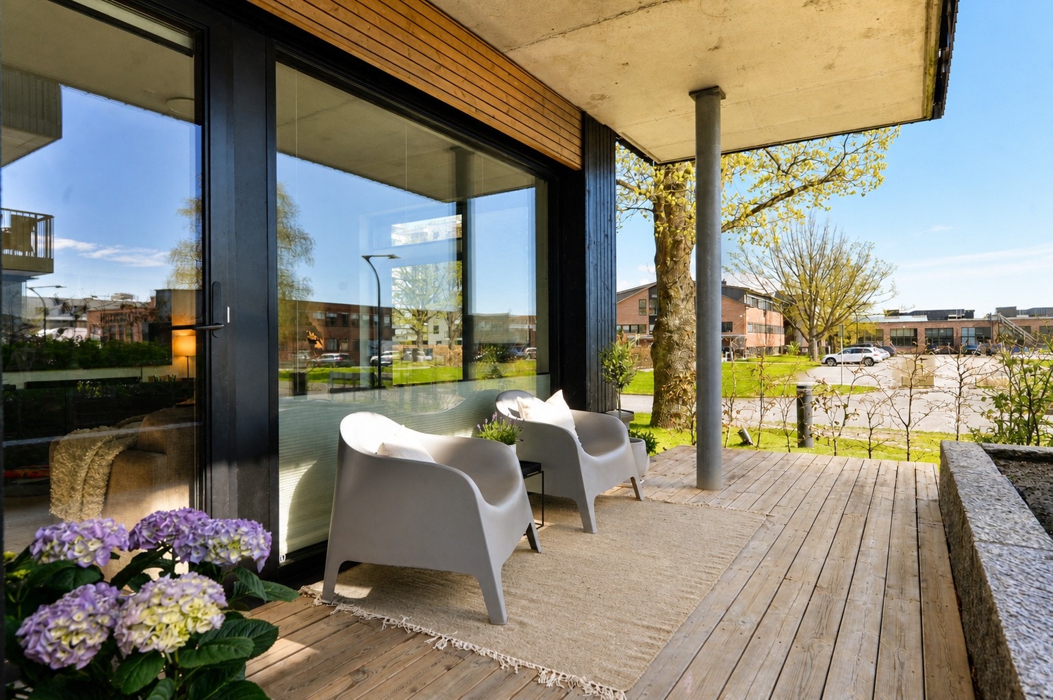 Skjermet, solrik og stor markterrasse med utgang fra stuen. Galleribilde