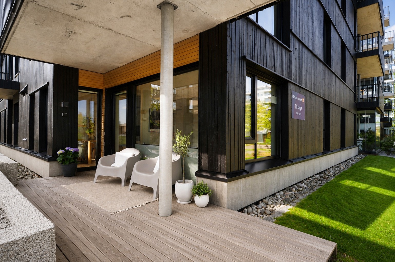 Fin, skjermet markterrasse med gode solforhold! Om ønskelig er det mulighet for innglassing av terrassen. Galleribilde