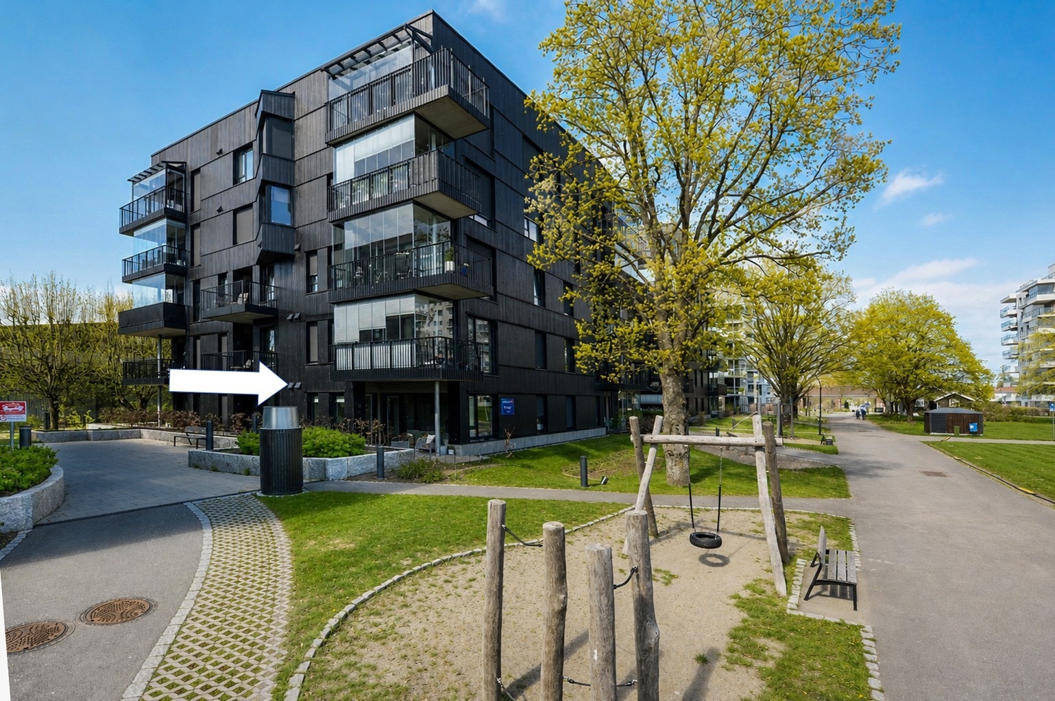 Leiligheten ligger på hjørnet i 1. etasje. Galleribilde