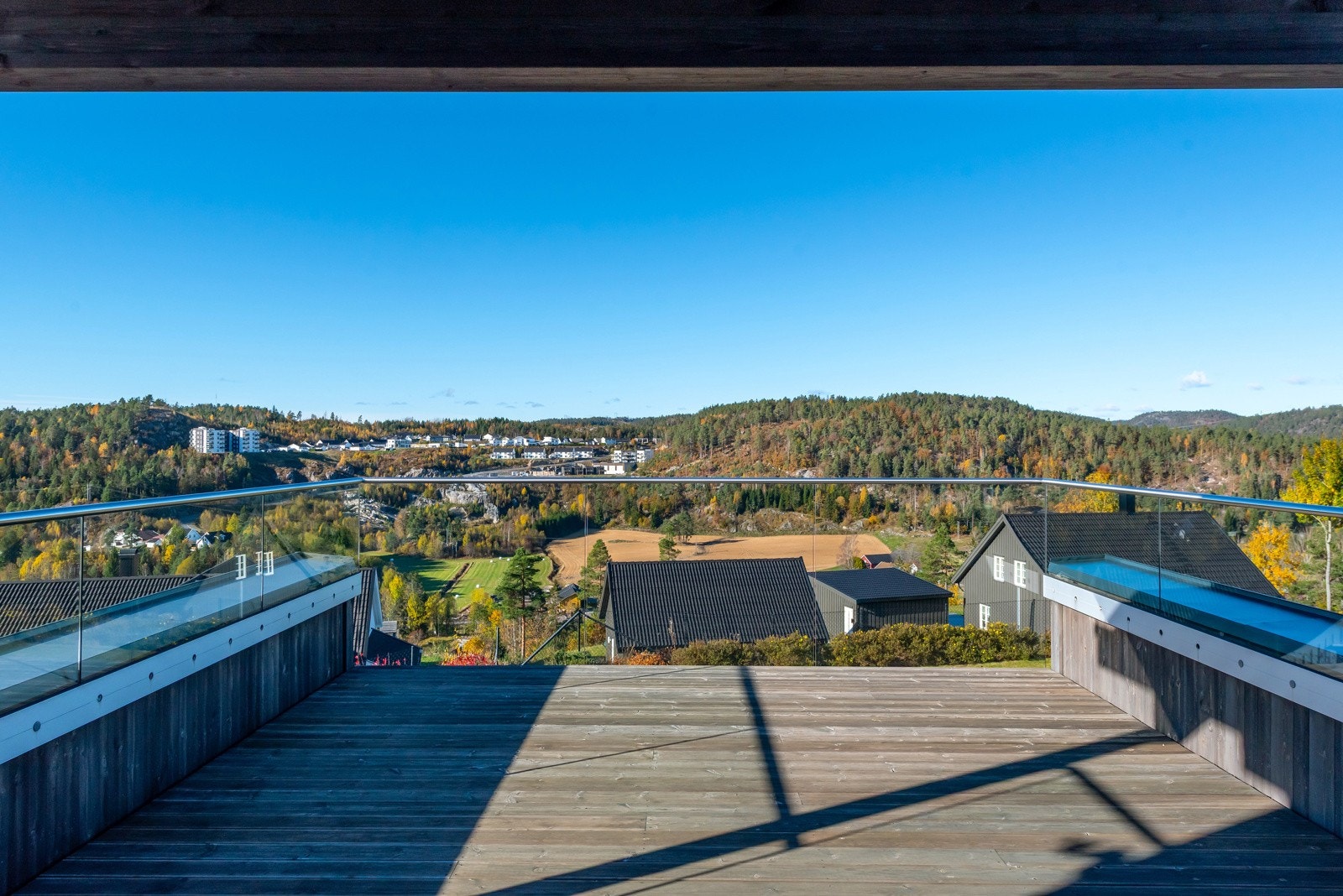 Herfra er det en fantastisk utsikt! Delvis overbygget gjør takterrassen bruksvennlig for helårsbruk Galleribilde