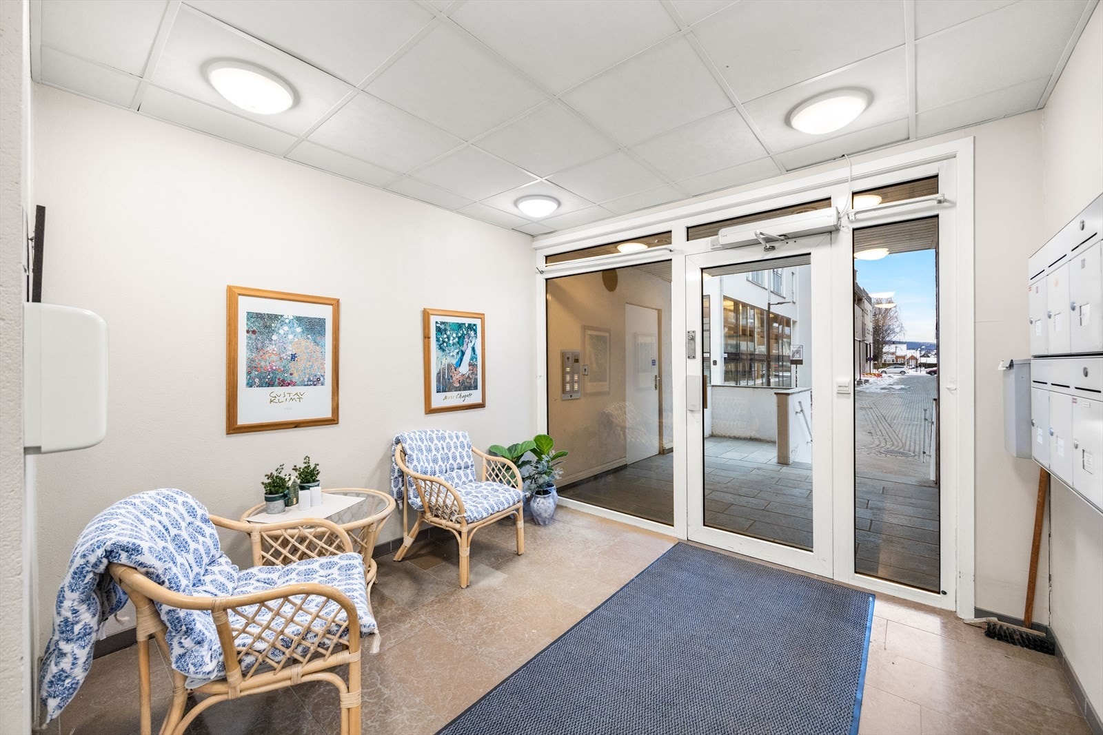 Felles inngangsparti med callinganlegg. Galleribilde