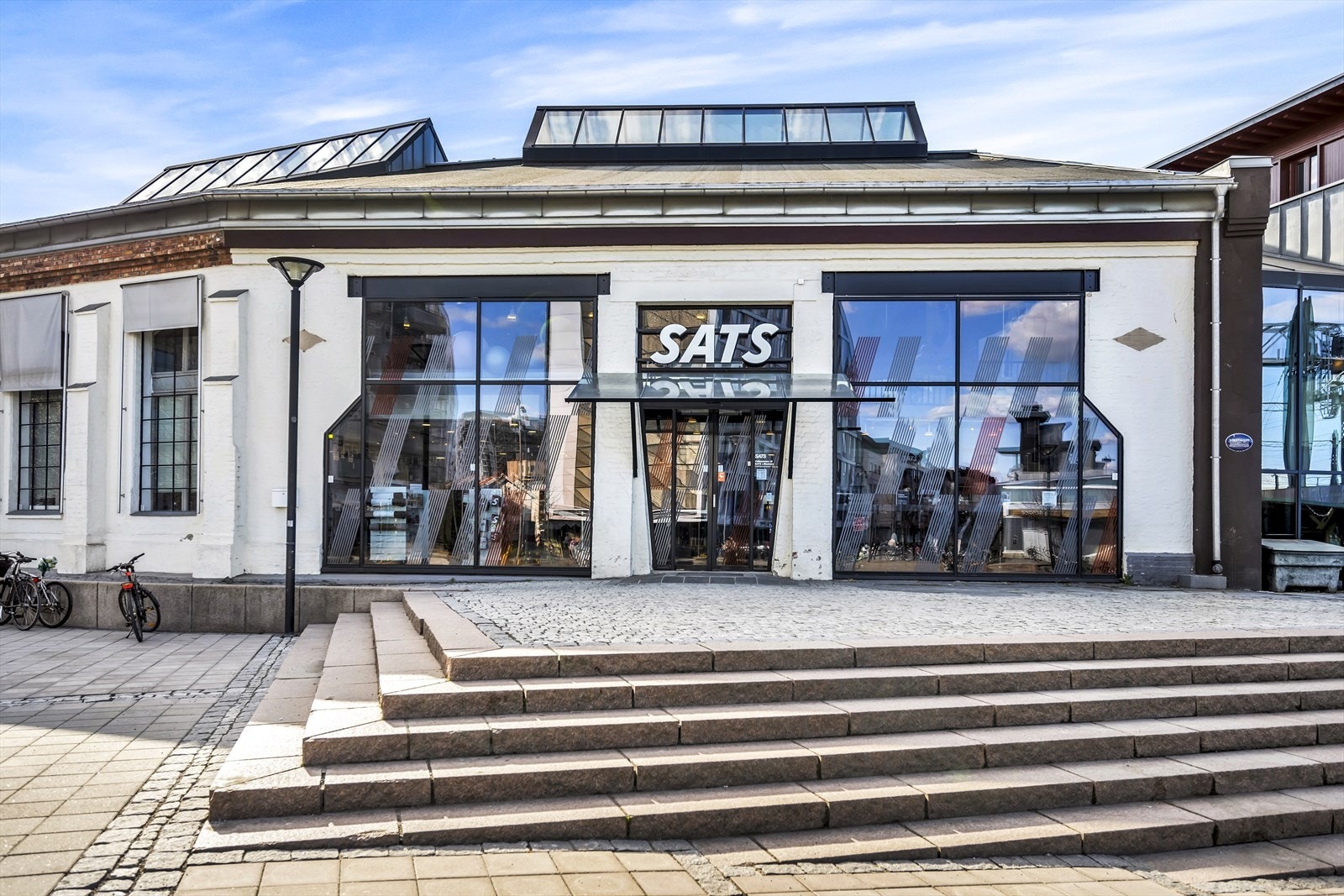 Det er flere treningssenter i og rundt bykjernen. Her ved Sats som ligger ved stasjonen. Galleribilde