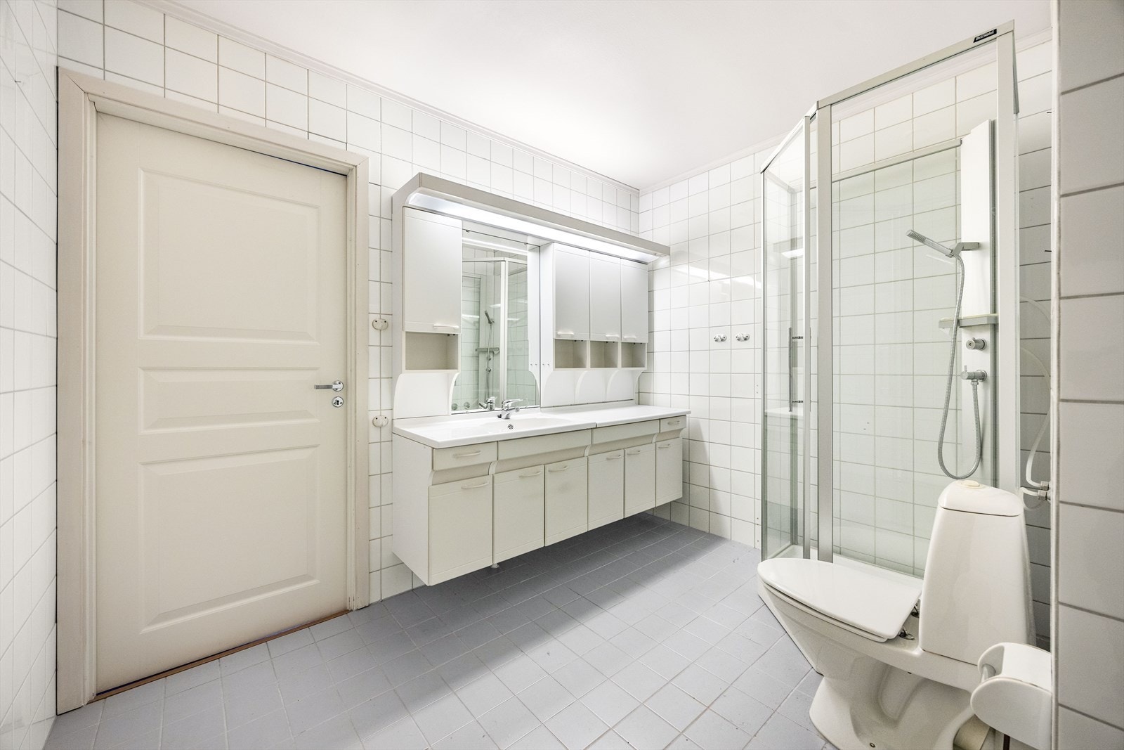 God oppbevaringsplass i innredning. Badet har fått TG3 grunnet manglende fall på gulv. Galleribilde