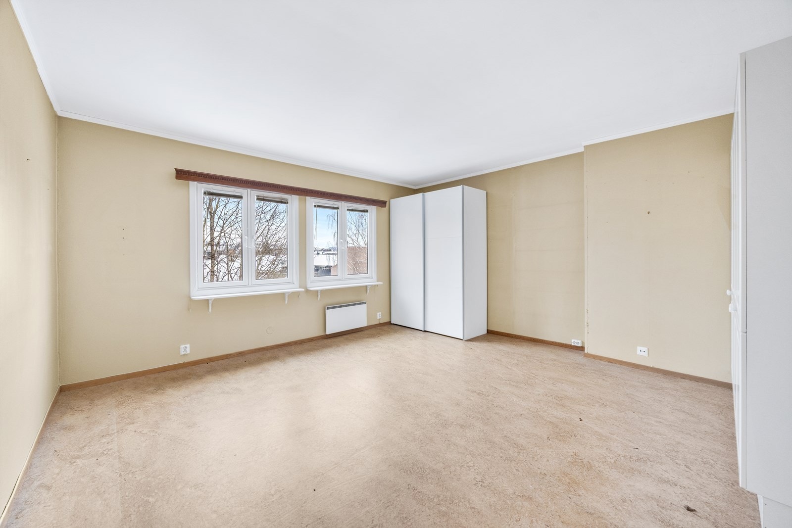 Stort soverom med to garderobeskap (dette var opprinnelig soverom nr. 2 og 3. Fjernet delevegg for å ha et stort rom). Galleribilde