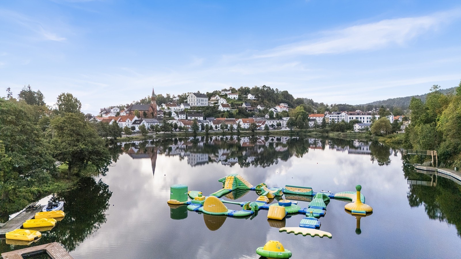 Tjenna er en kort spasertur unna leiligheten, her er det sandstrand og badepark i sommersesong. Galleribilde
