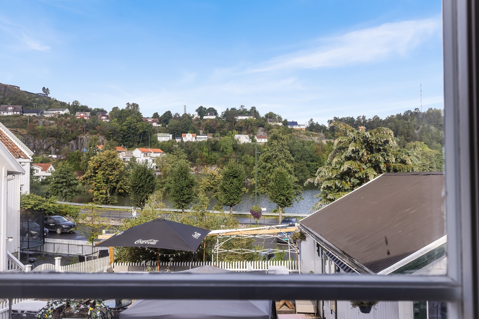 Utsikt til Tjenna fra stua. Galleribilde