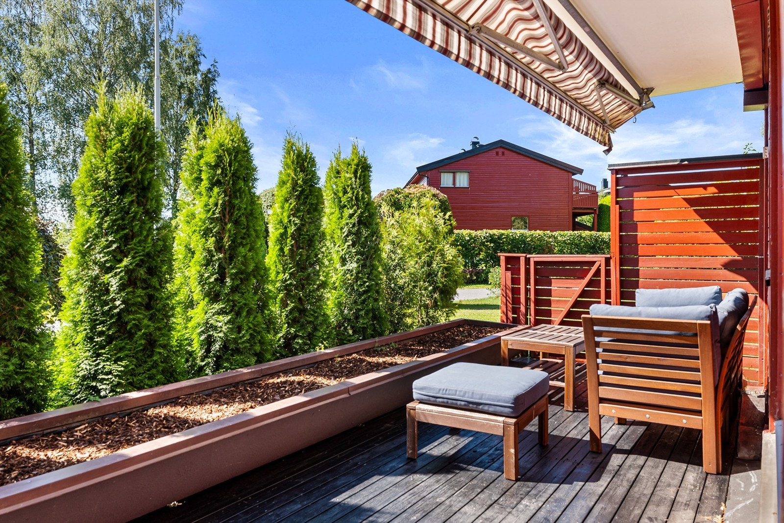 Syd-vestvendt terrasse på ca. 13 kvm med gode solforhold, port ut til grønne fellesområder og adkomst til utvendig bod Galleribilde