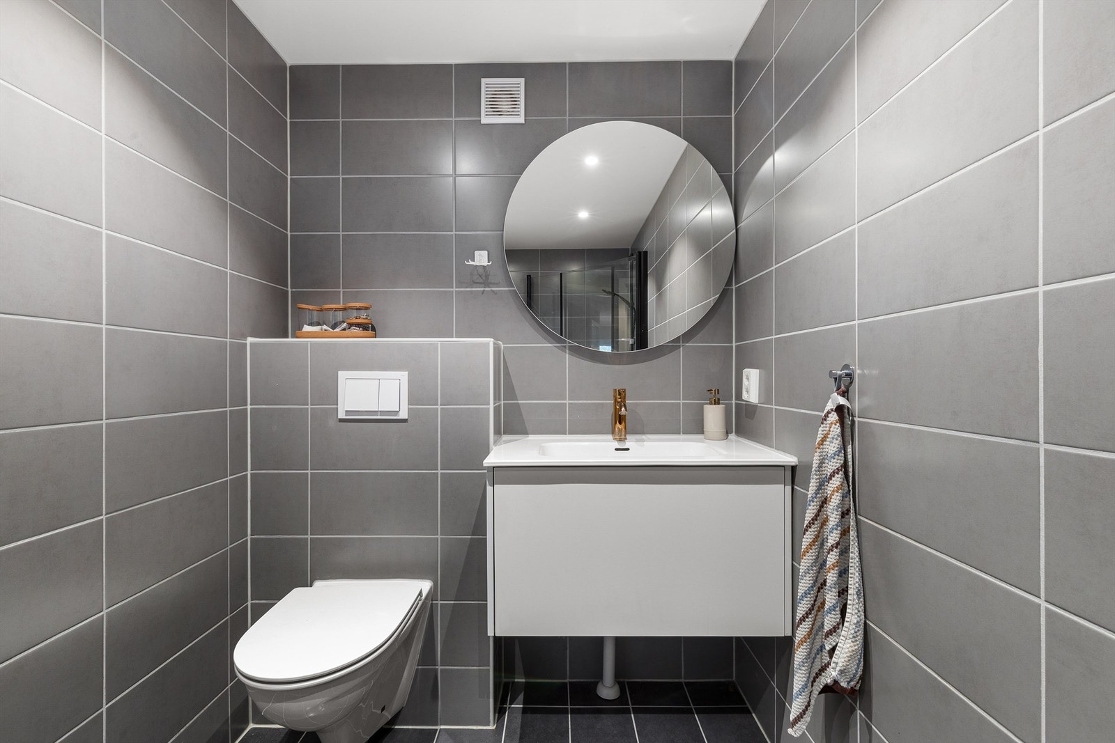 Det er downlights i himling og gulvvarme Galleribilde