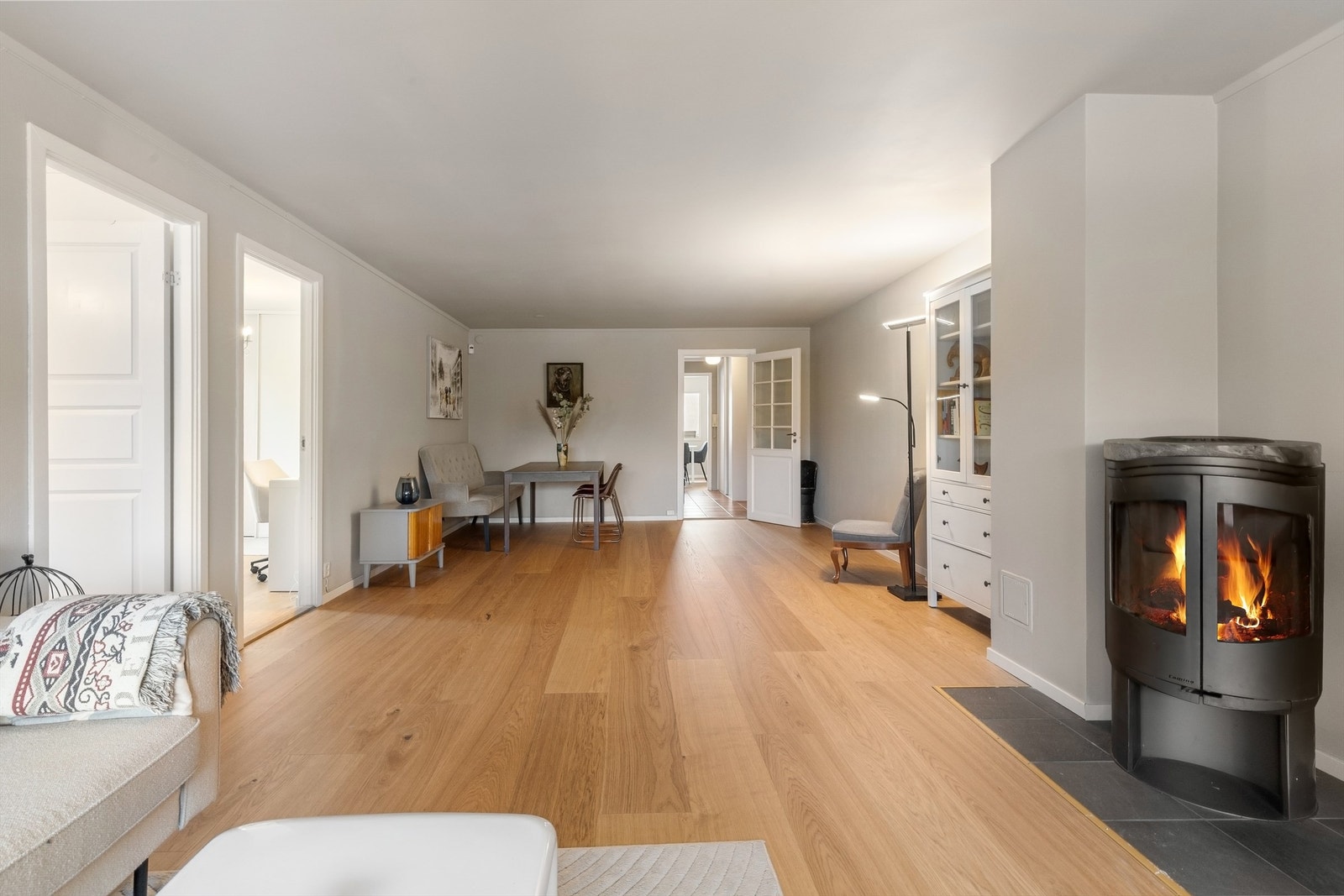 Leiligheten ligger i ende med vinduer ut mot hele 3 yttervegger. Oppgradert i nyere tid med overflatebehandling av vegger og tak samt nye gulv i 2026. Baderom og wc/vaskerom fra 2023. Foto: Zovenfra AS Galleribilde