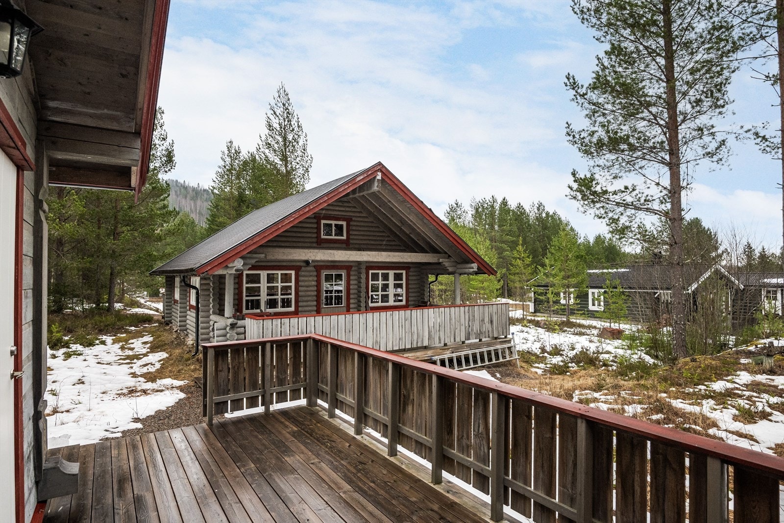 Annekset har en sørvendt treterrasse på ca. 18 m². Galleribilde