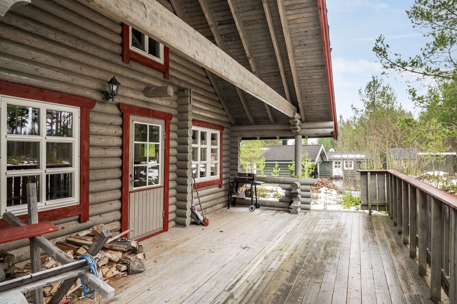 Delvis overbygget terrasse med laftede knuter som ligger skjermet og fint til mot vest. Galleribilde