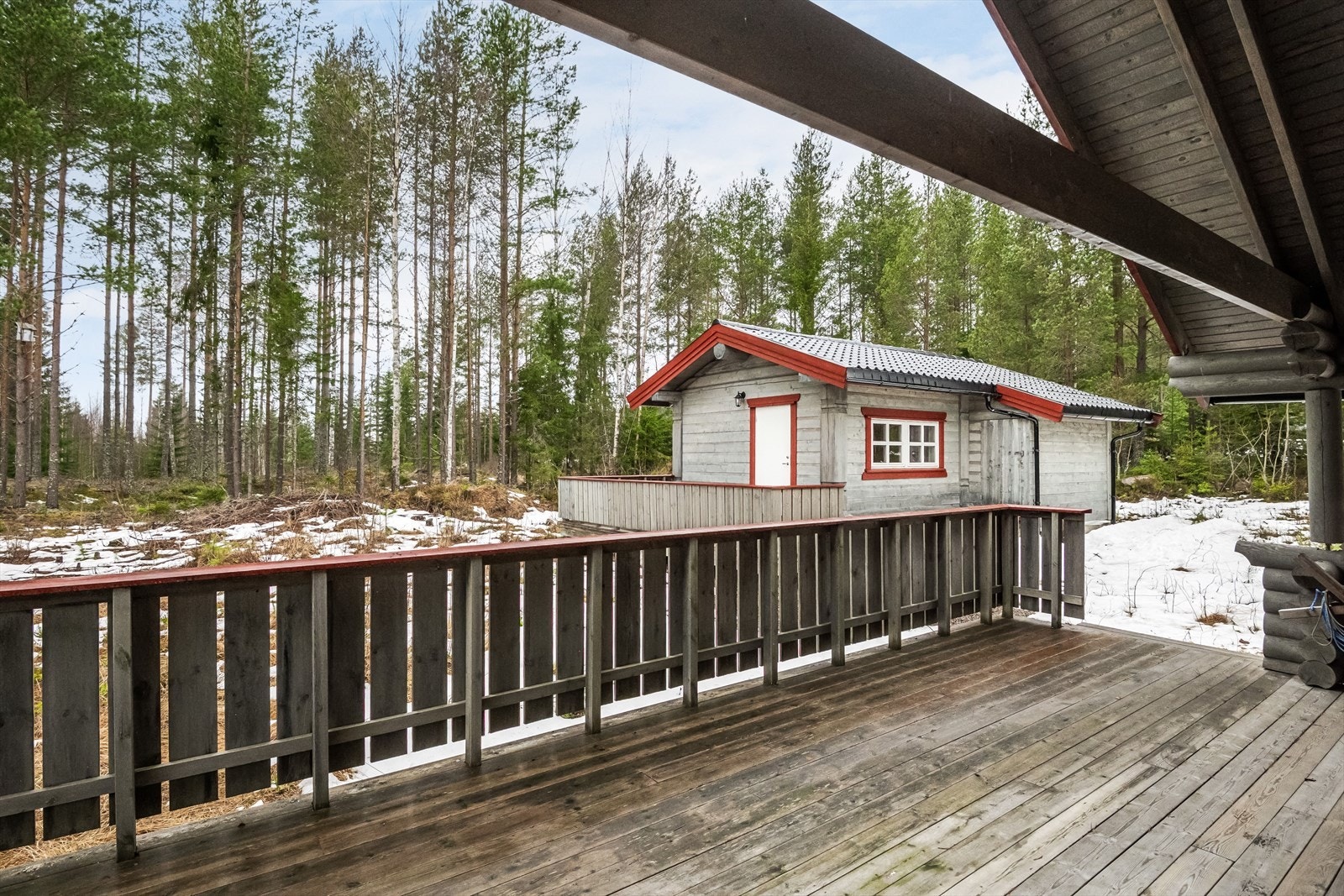 Naturskjønn beliggenhet med skogen som nærmeste nabo. Galleribilde
