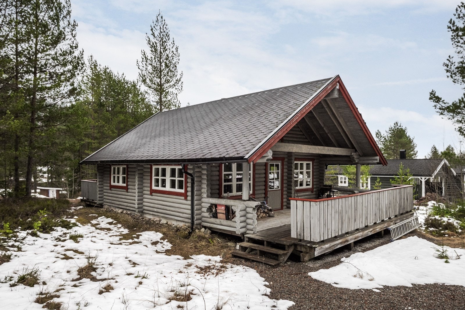 Den vestvendte terrassen er delvis overbygget og har adkomst fra stuen. Galleribilde