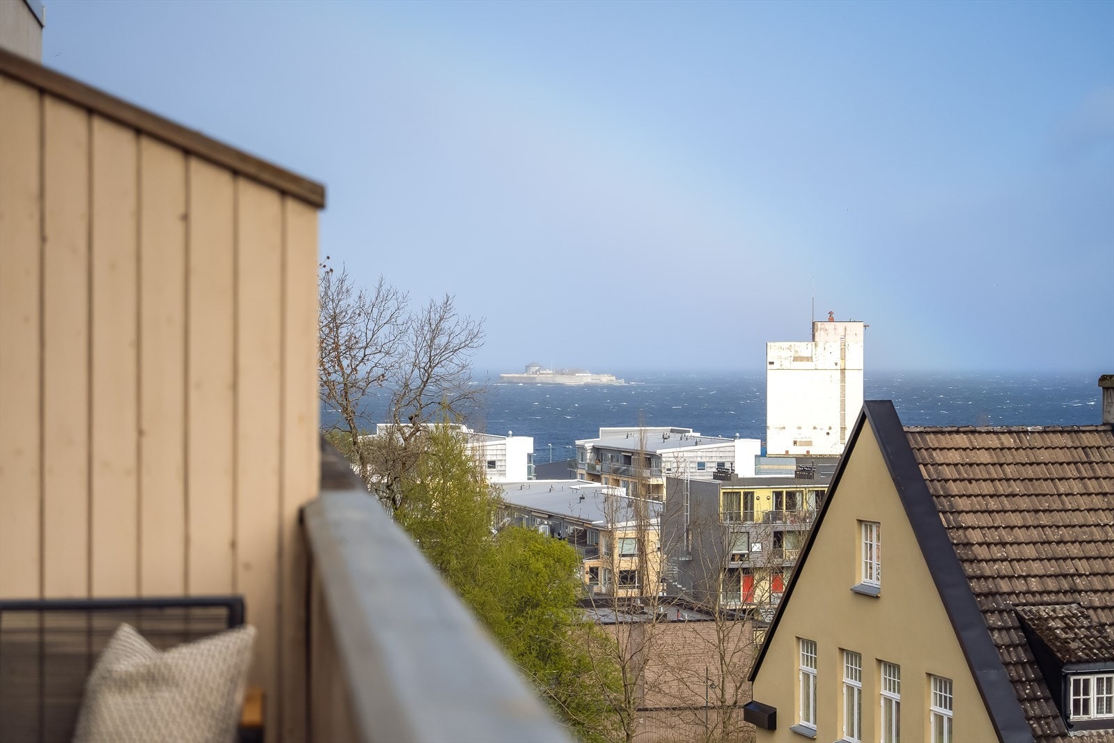 Balkongen byr på en nydelig utsikt mot Trondheimsfjorden og Munkholmen. Galleribilde
