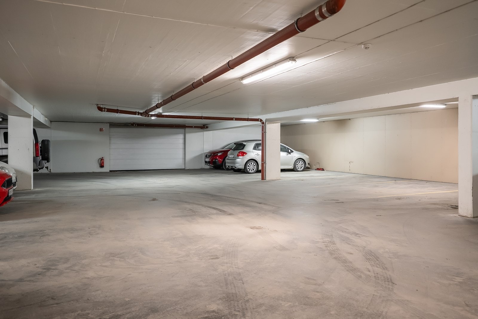 Det er mulig å leie parkeringsplass i P-kjeller til kr 544,- pr. mnd. Galleribilde