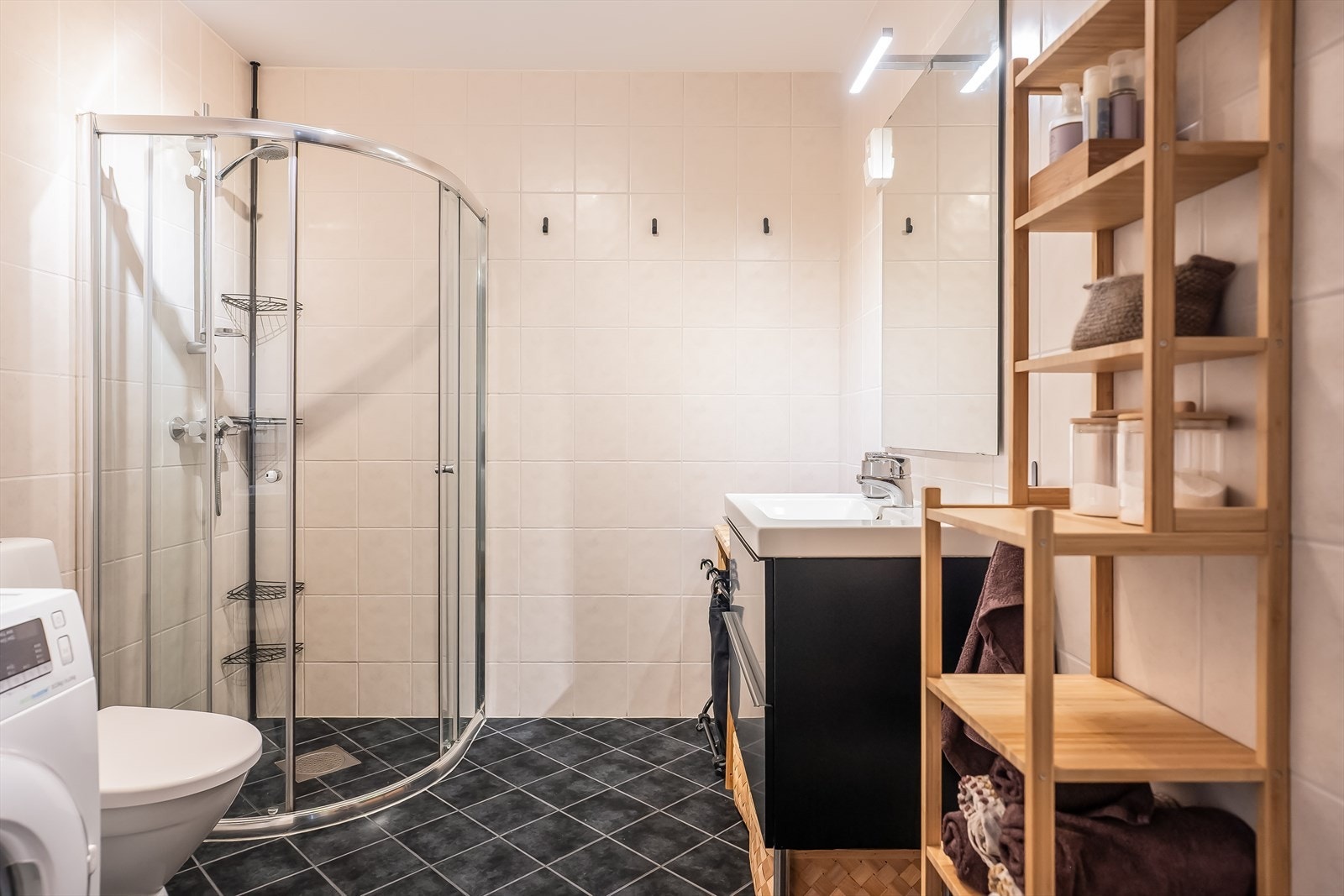 Her har du et flislagt bad på 5,5 m² med en stilren og moderne innredning. Galleribilde