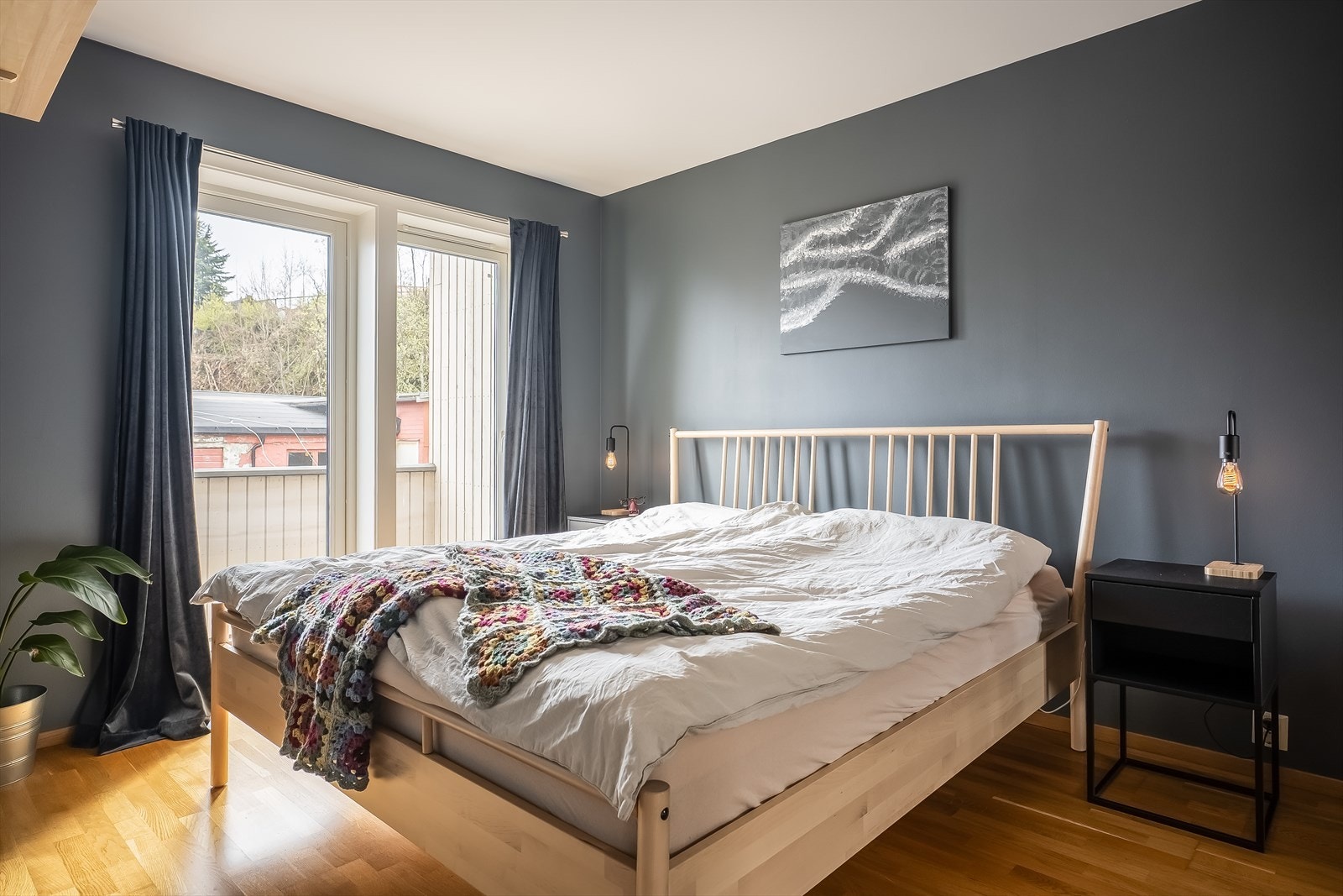 Soverommet er romslige 12,2 m² og gir god plass til ønsket sengestørrelse og nattbord, samt direkte utgang til den romslige balkongen. Galleribilde