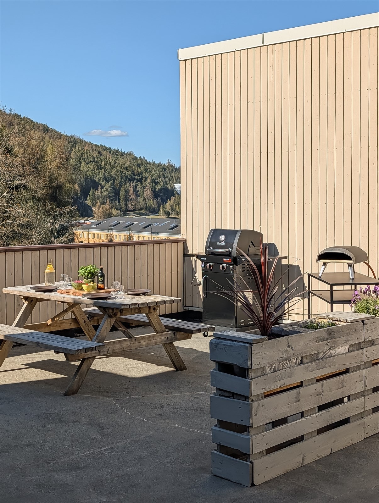 Ved inngangspartiet til leiligheten har du direkte adkomst til stor felles takterrasse. Her kan du nyte fine sommerkvelder med gode solforhold i vest. Galleribilde