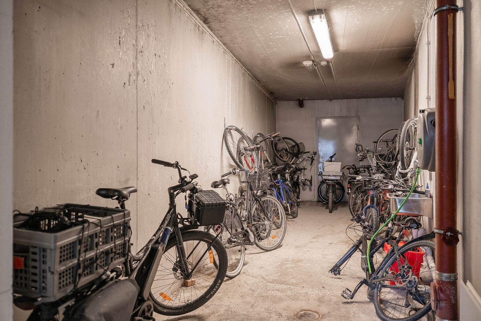 Sameiet tilbyr sykkelparkering i kjeller, med praktisk vanntilgang. Galleribilde