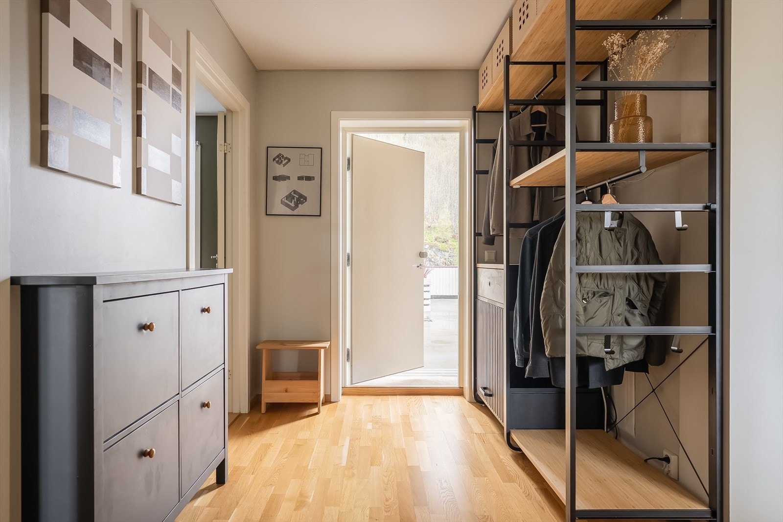 I entréen er det etablert en praktisk garderobeløsning og på sine 7 m² har du gode oppbevaringsmuligheter. Galleribilde