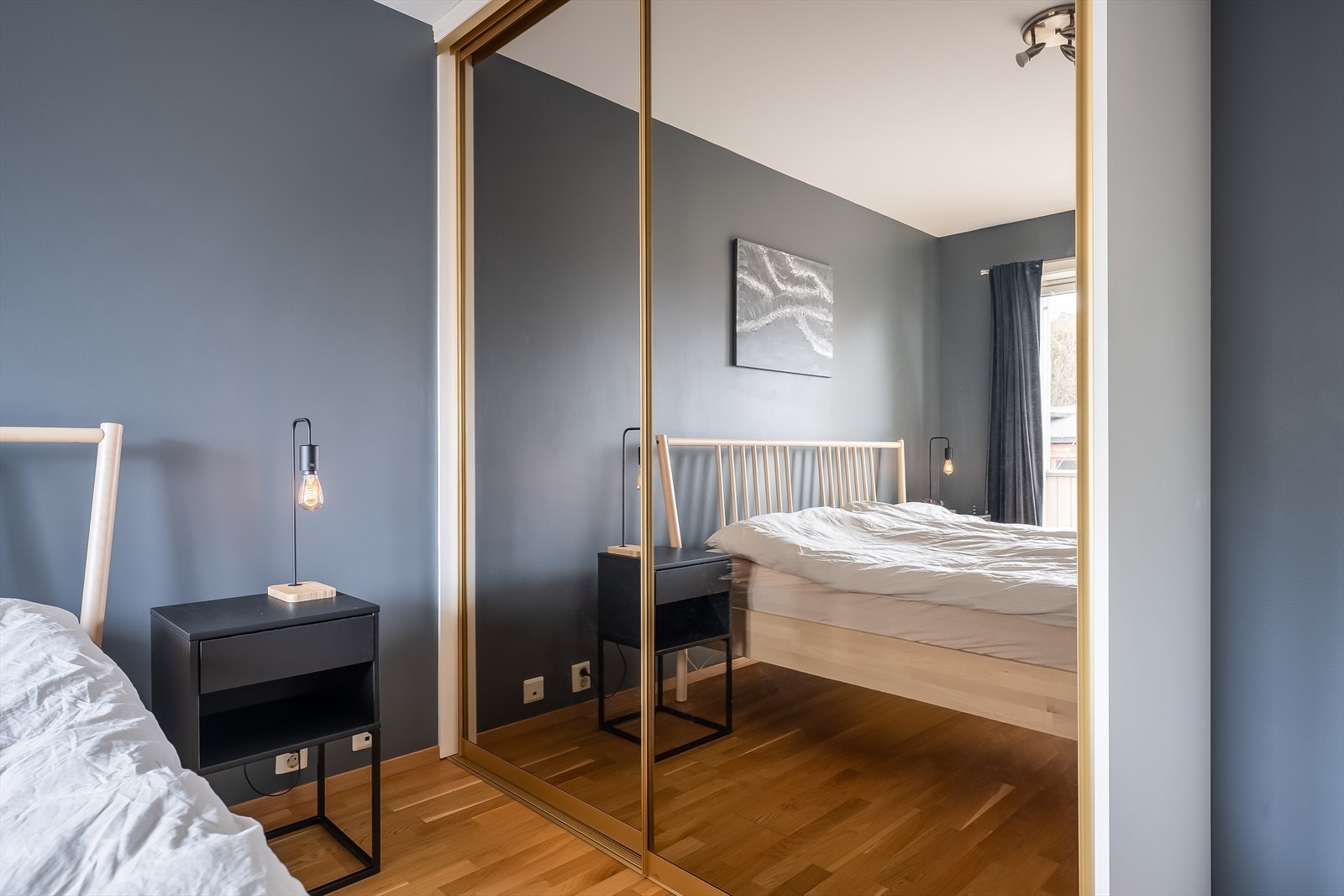 Det er også god plass til en romslig skyvedørsgarderobe. Galleribilde