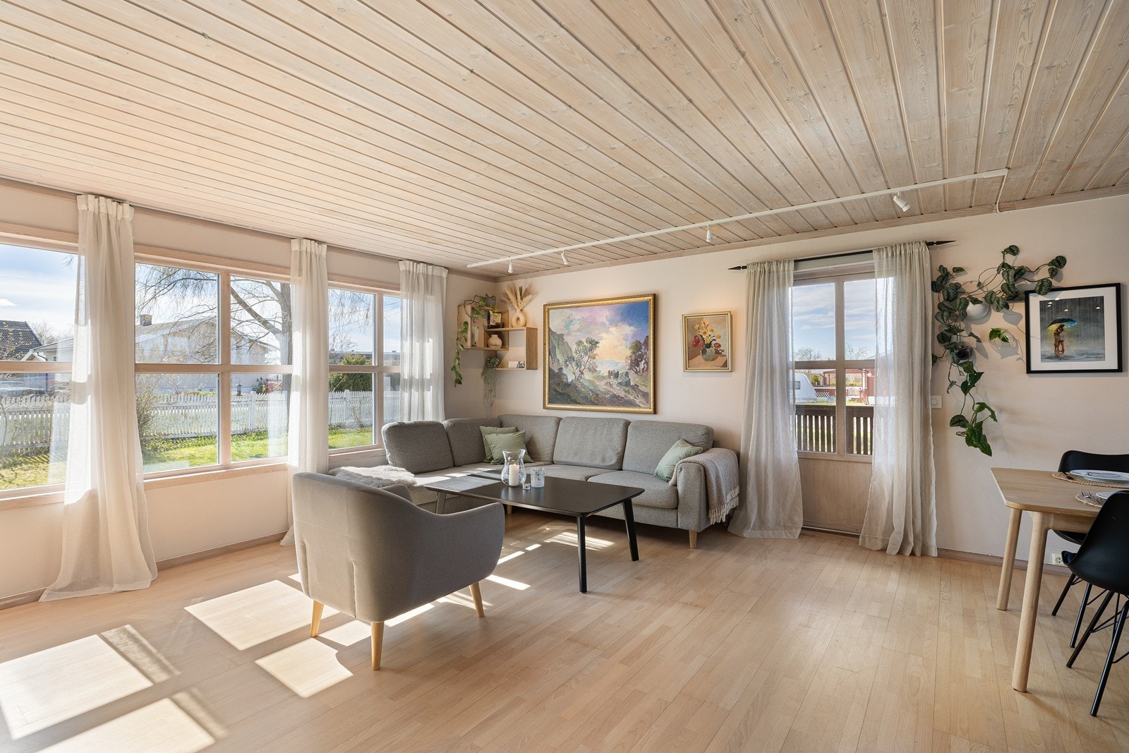 Fra stuen er det direkte utgang til en solrik terrasse på ca. 52 m², som fungerer som en naturlig forlengelse av stuen i sommerhalvåret. Galleribilde