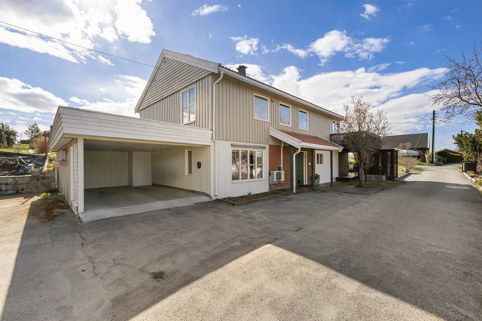 Parkering gjøres i carport, eller på gårdsplass. Det er montert en Easee el-bil lader i carport og en lader utenfor inngangsdør. Galleribilde