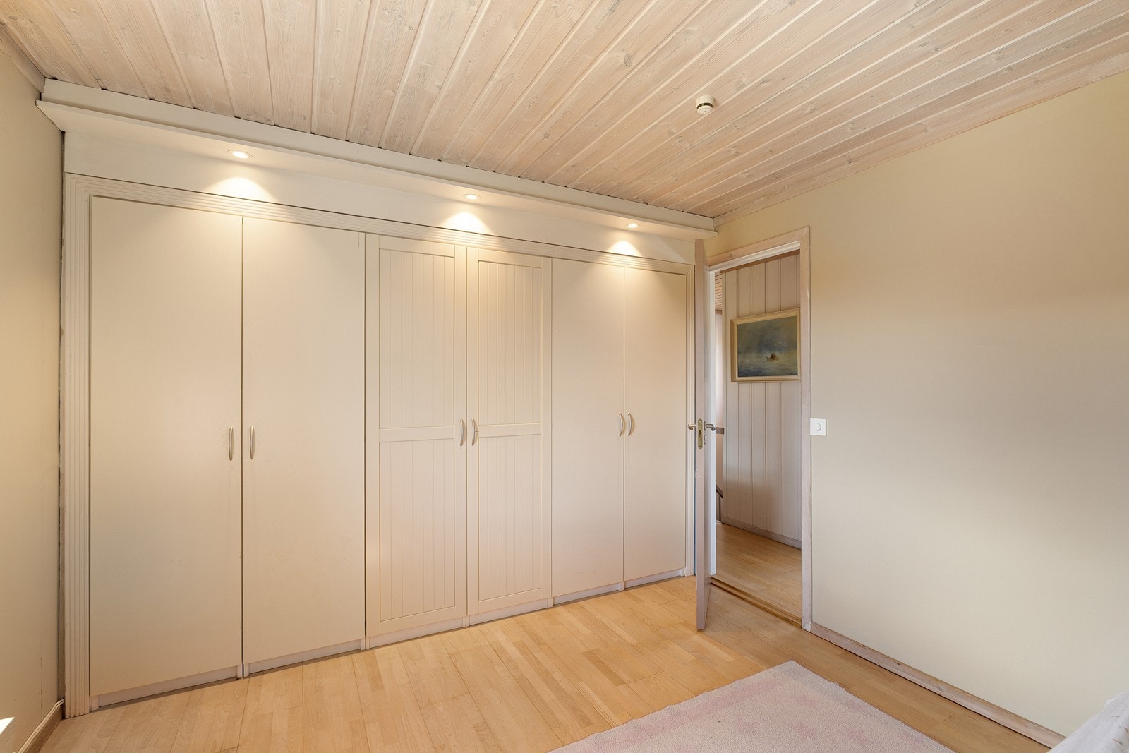 Ett av rommene har plassbebygd løsning med integrert belysning. Galleribilde