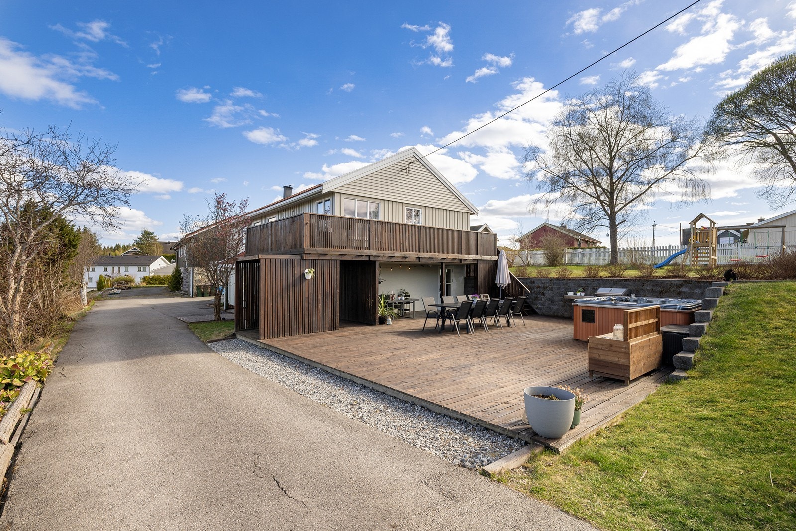 Innholdsrik enebolig med fantastisk uteplass på 180 m², jacussi og carport med to elbil ladere. Galleribilde