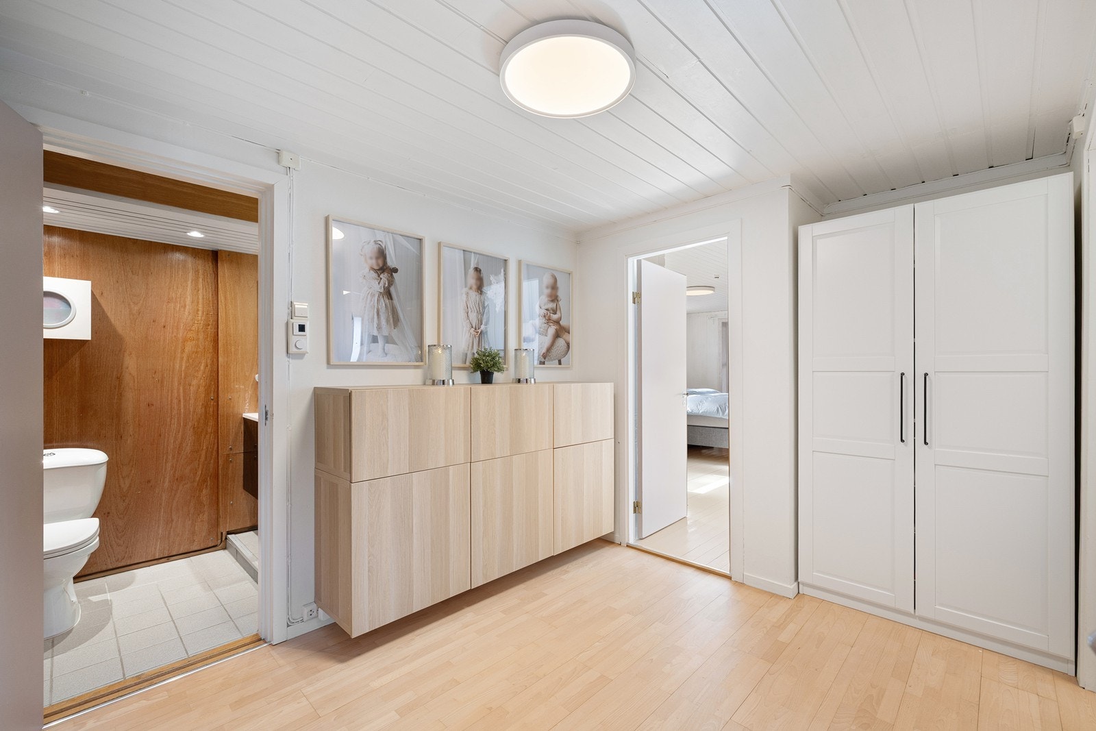 Det er montert smarstyring av belysning (plejd) igjenom mesteparten av boligen. Galleribilde