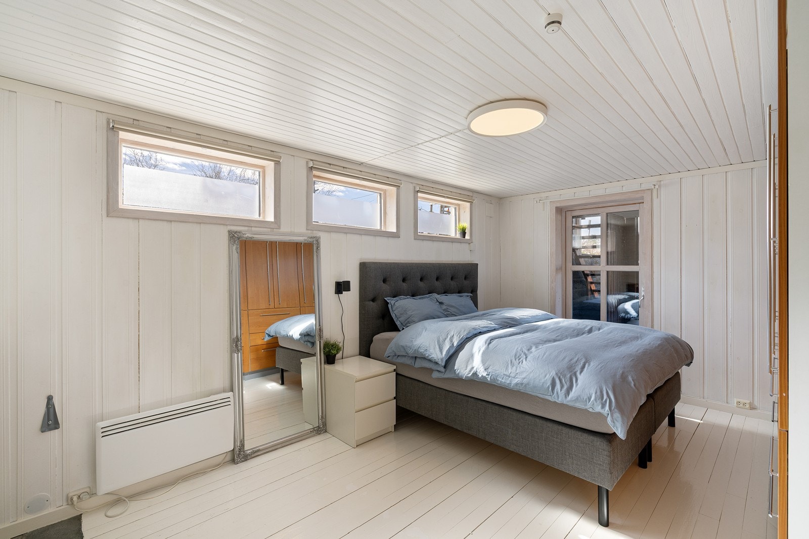 Soverom (ikke godkjent) med direkte utgang til den vestvendte terrassen. Galleribilde