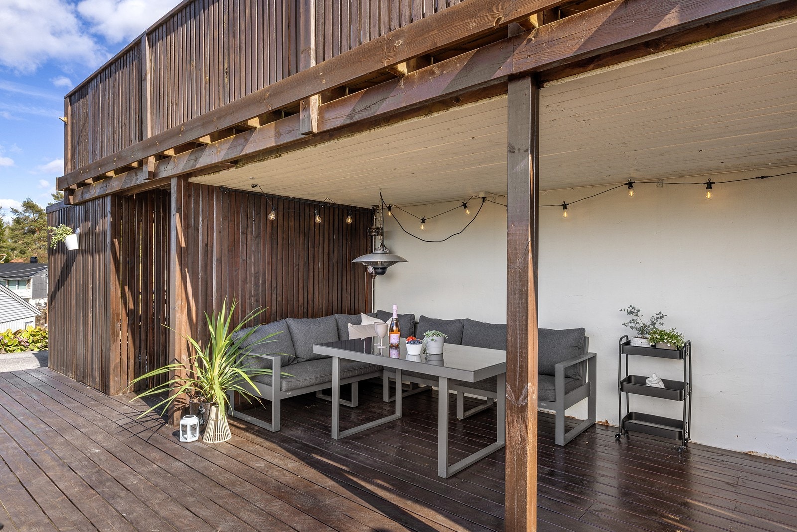 Under den øvre terrassen er det skapt en lun og skjermet loungesone, ideell for dager hvor man ønsker skygge eller ly for sommerregnet. Galleribilde