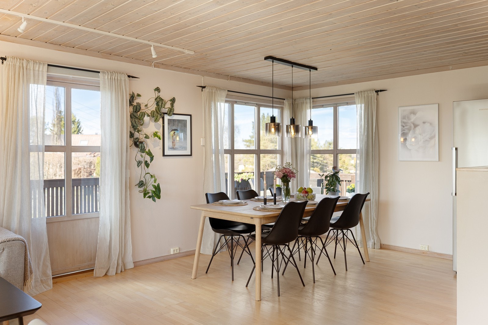 Spisestuen er naturlig tilknyttet både kjøkken og stuen. Galleribilde
