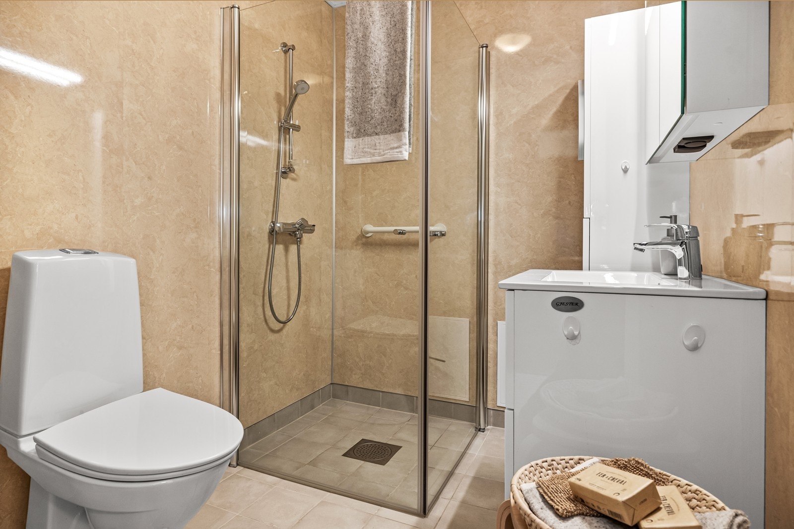 Badet ble renovert i 2019 og har flislagt gulv med elektriske varmekabler og dusjhjørne med innfellbare glassdører. Galleribilde