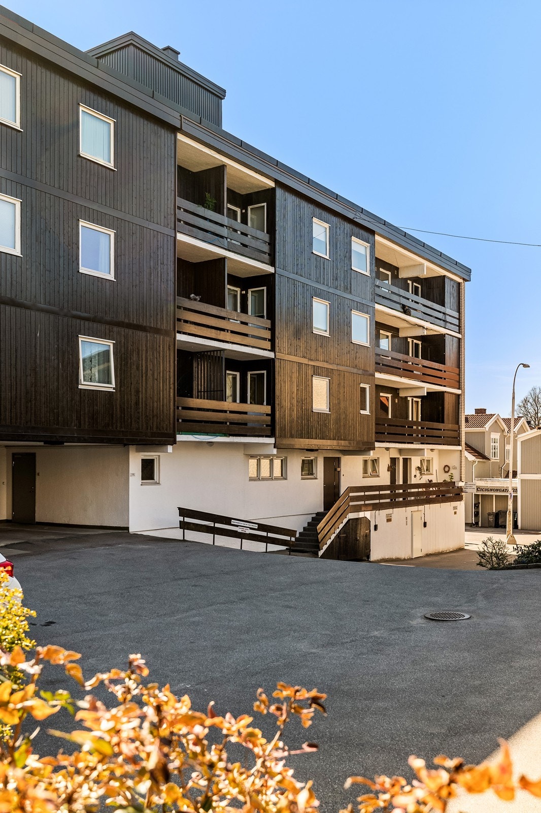 Asfaltert gårdsplass og adkomst til garasjeplassen/gjesteparkeringsplassen. Galleribilde