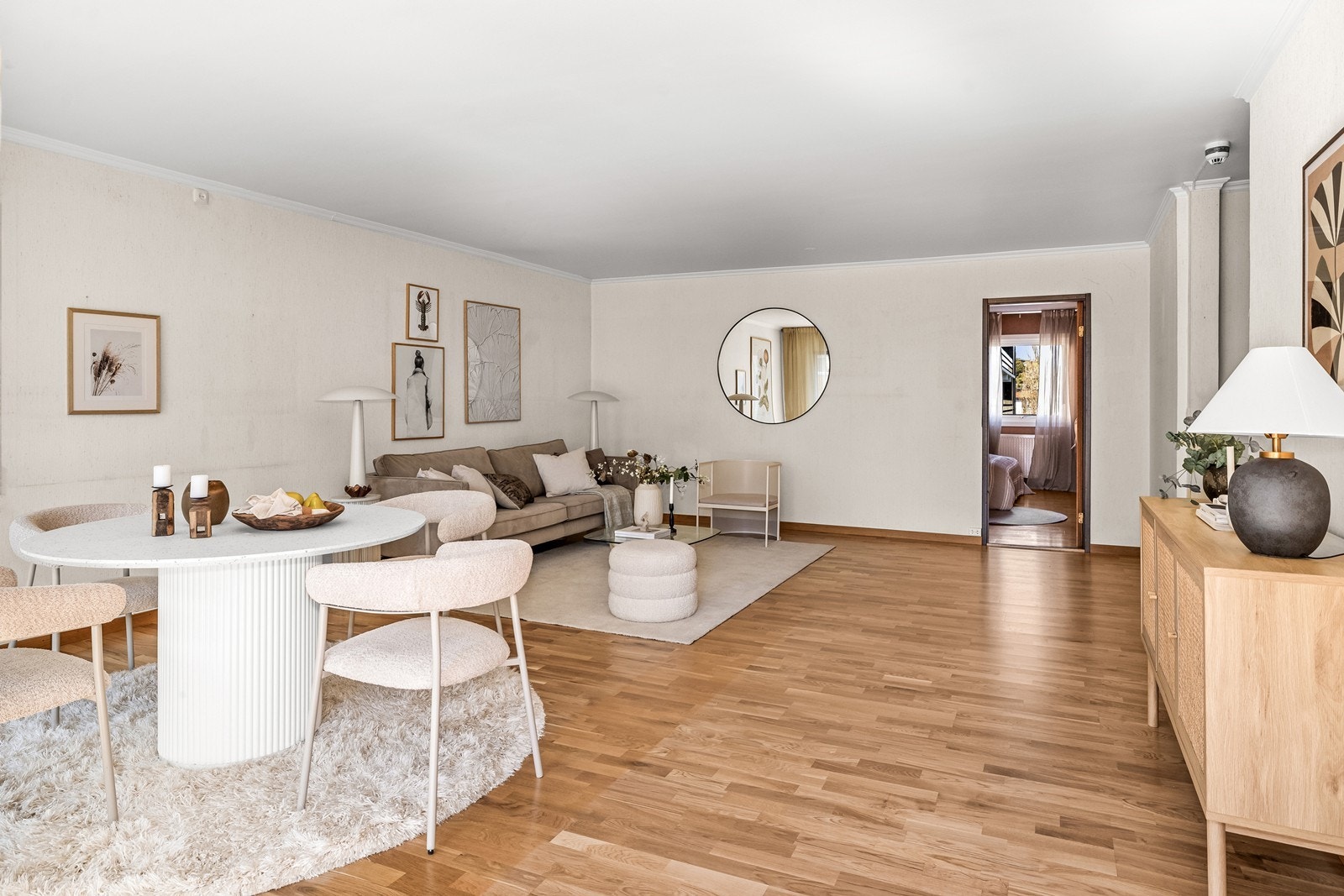 En gjennomgående leilighet med store rom og en åpen løsning mellom stue og entré. Galleribilde