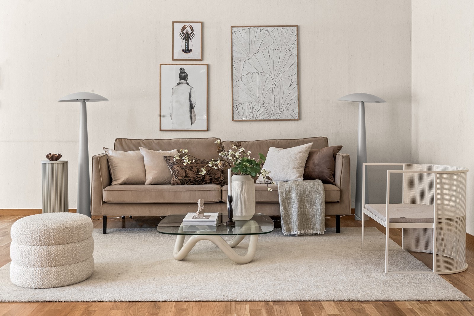 Leiligheten varmes opp av radiatorer tilknyttet et sentralt, vannbårent anlegg. Både oppvarming og varmt vann er inkludert i felleskostnadene. Galleribilde