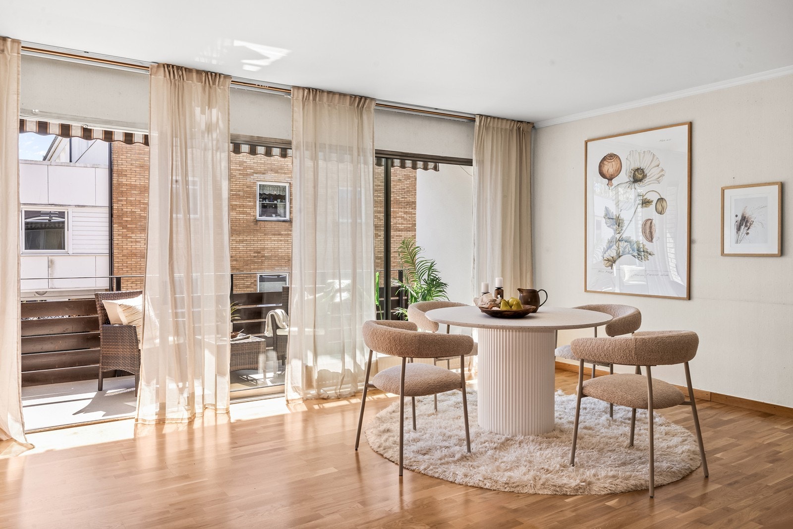 Spisestuen har en naturlig plassering ved skyvedøren ut til verandaen. Galleribilde