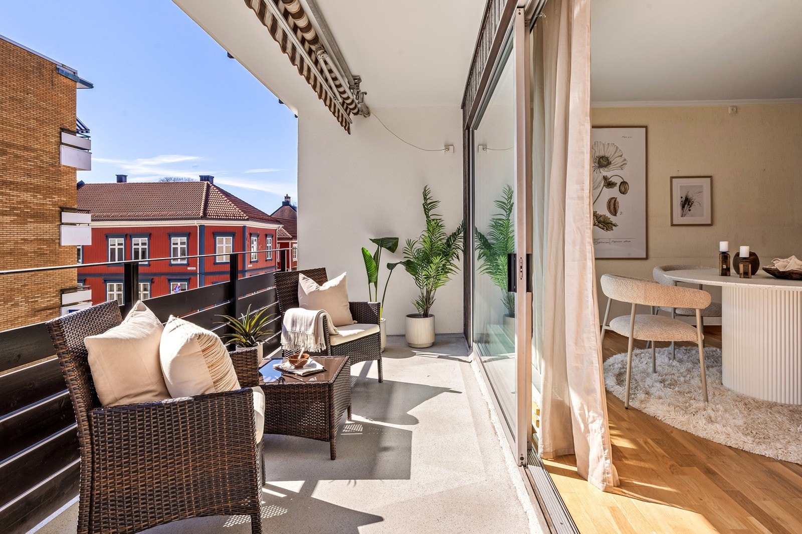 Fra stuen er det utgang til en romslig sydvendt og solrik veranda på 12 m². Galleribilde