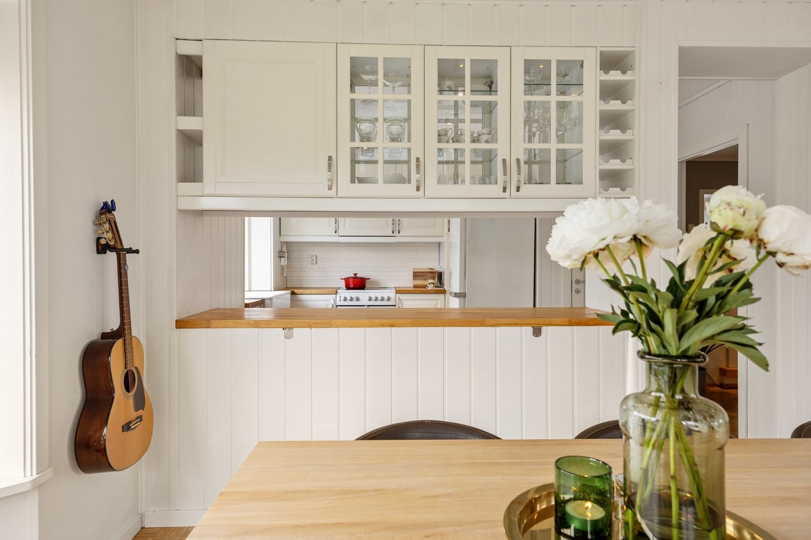 Praktisk åpning mellom kjøkken og spisestue, som også fungerer som en liten frokostbar. Galleribilde