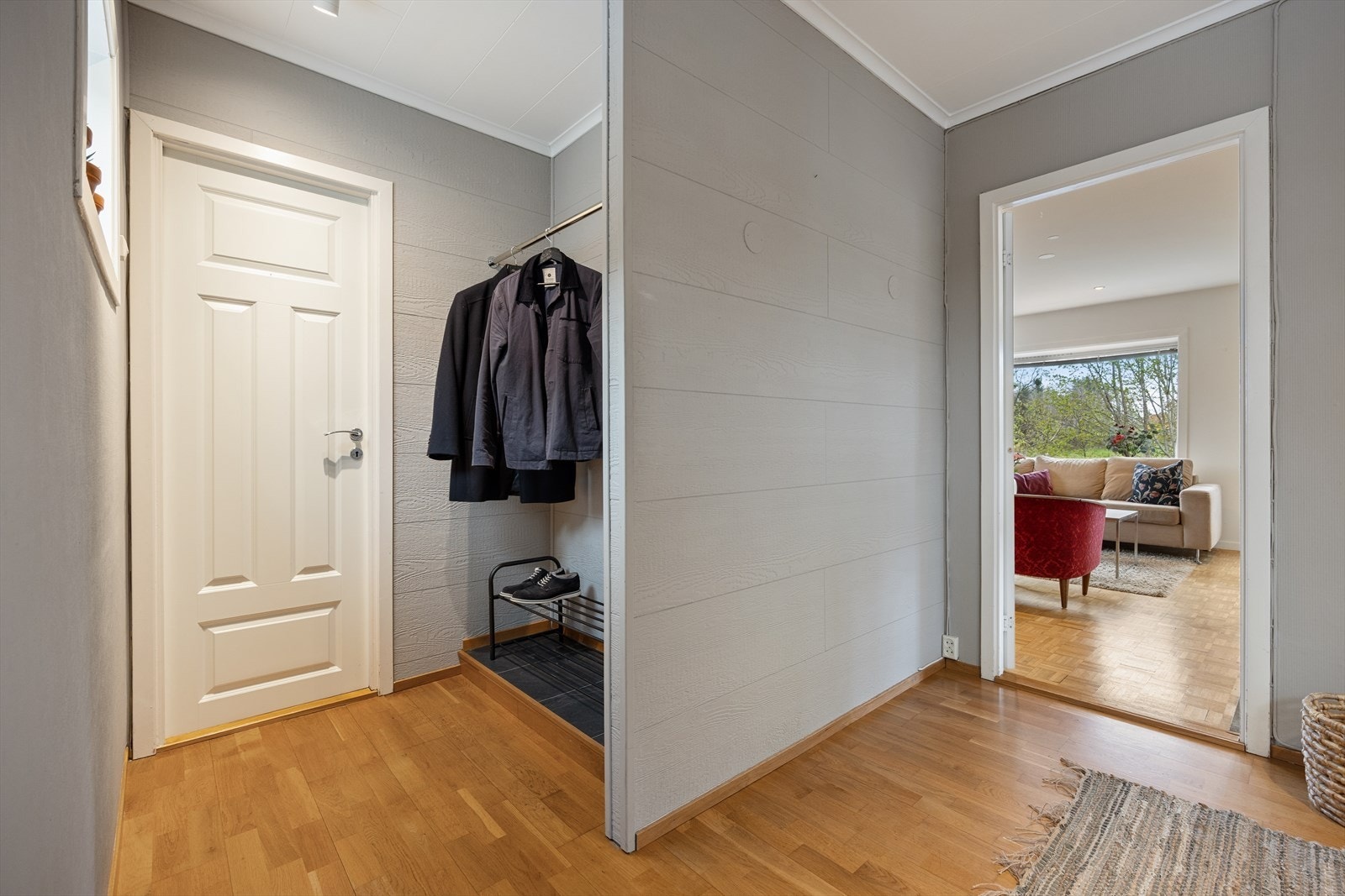 Fra hallen er det videre tilkomst til stuen og toalettrommet i etasjen. Galleribilde