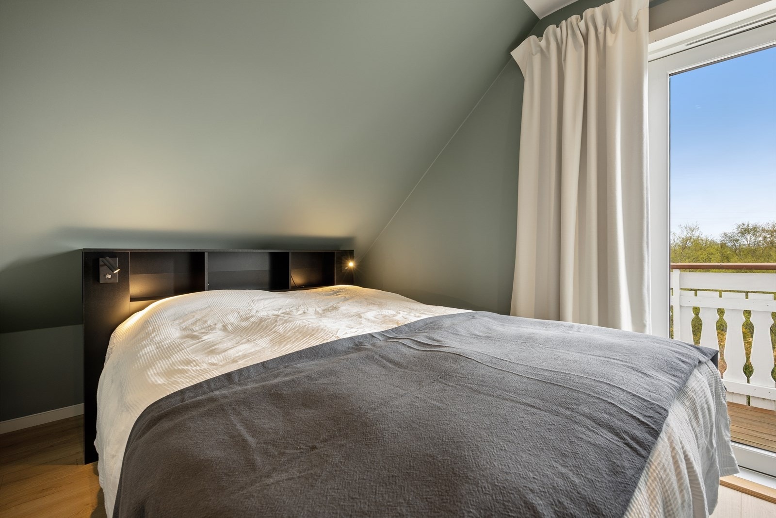 Fra det ene soverommet er det direkte utgang til en balkong på 3 m². Galleribilde