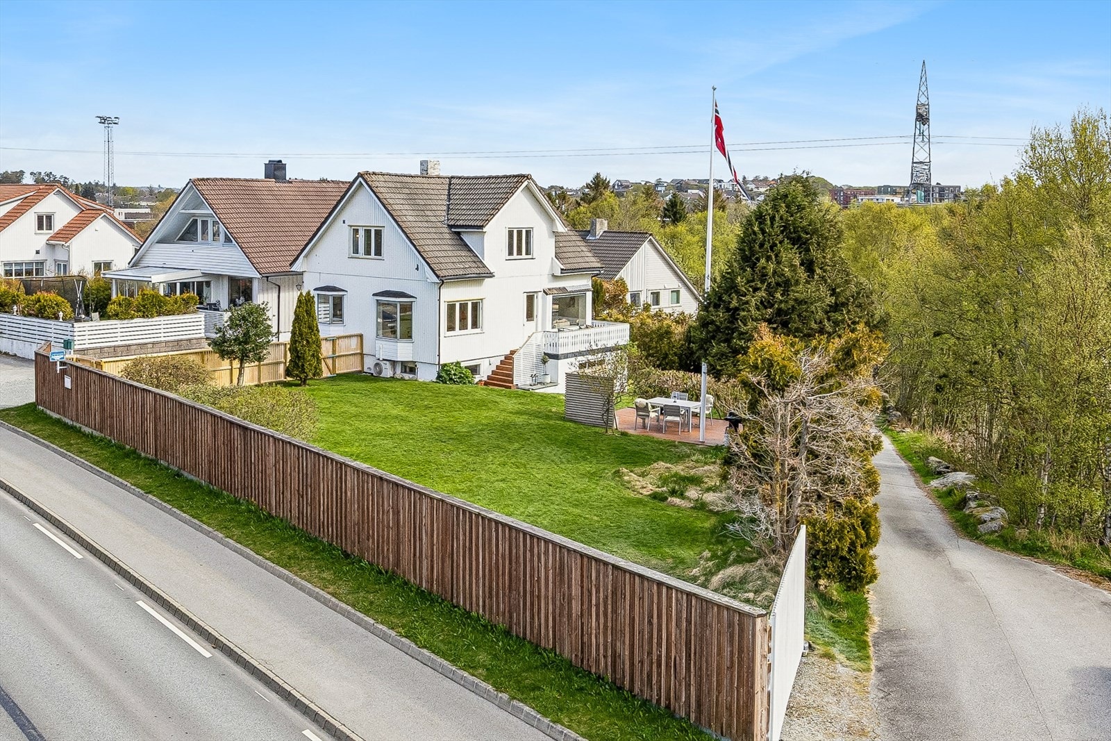 Enebolig på en stor og landlig tomt. Boligen er godt ivaretatt, med betydelige oppgraderinger utført de siste årene, inkludert en rekke nye vinduer mm. Galleribilde