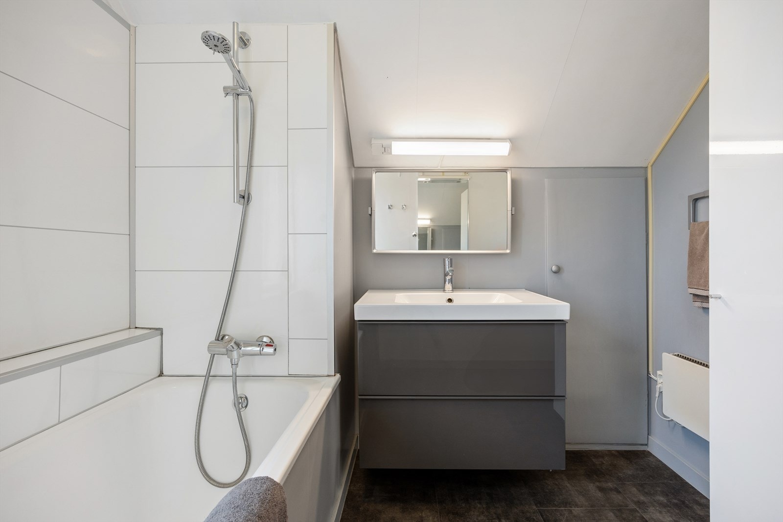 Badet i andre etasje er innredet med badekar og et moderne servantmøbel. Galleribilde