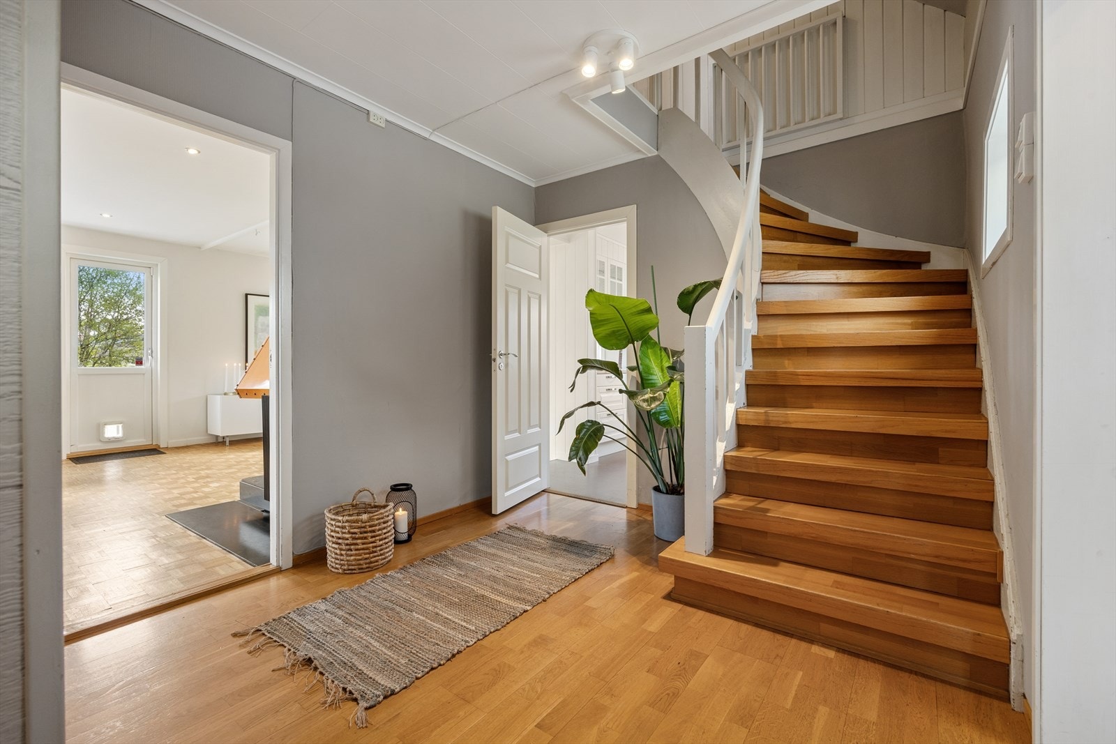 Hallen fungerer som et bindeledd i første etasje, med trapp opp til andre etasje og ned til kjelleren. Galleribilde