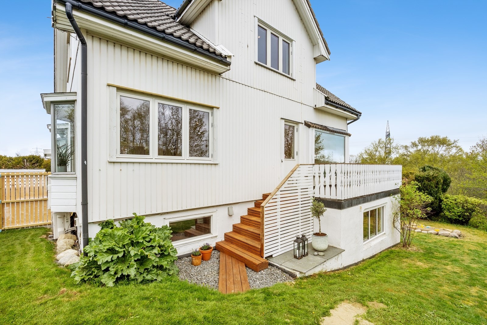 Utvendig er det klargjort med trekkerør for elbillader til garasje og gårdsplass (2026). Galleribilde