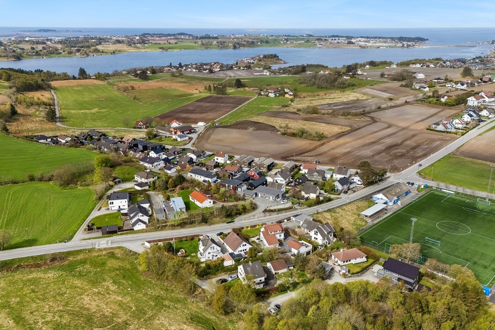 Beliggenheten er landlig, men sentral. Nærmeste busstopp, Regimentveien, er kun ett minutt unna. Galleribilde