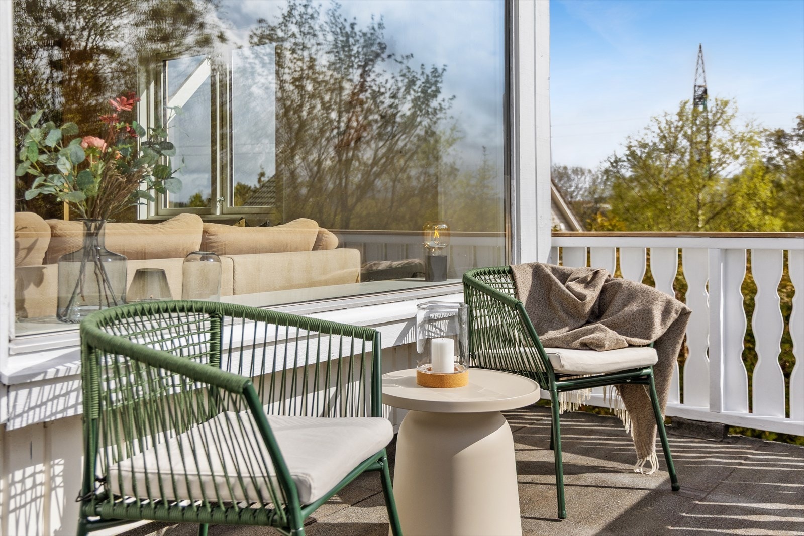 Terrassen har god plass til en sittegruppe og er et fint sted å nyte utelivet. Galleribilde