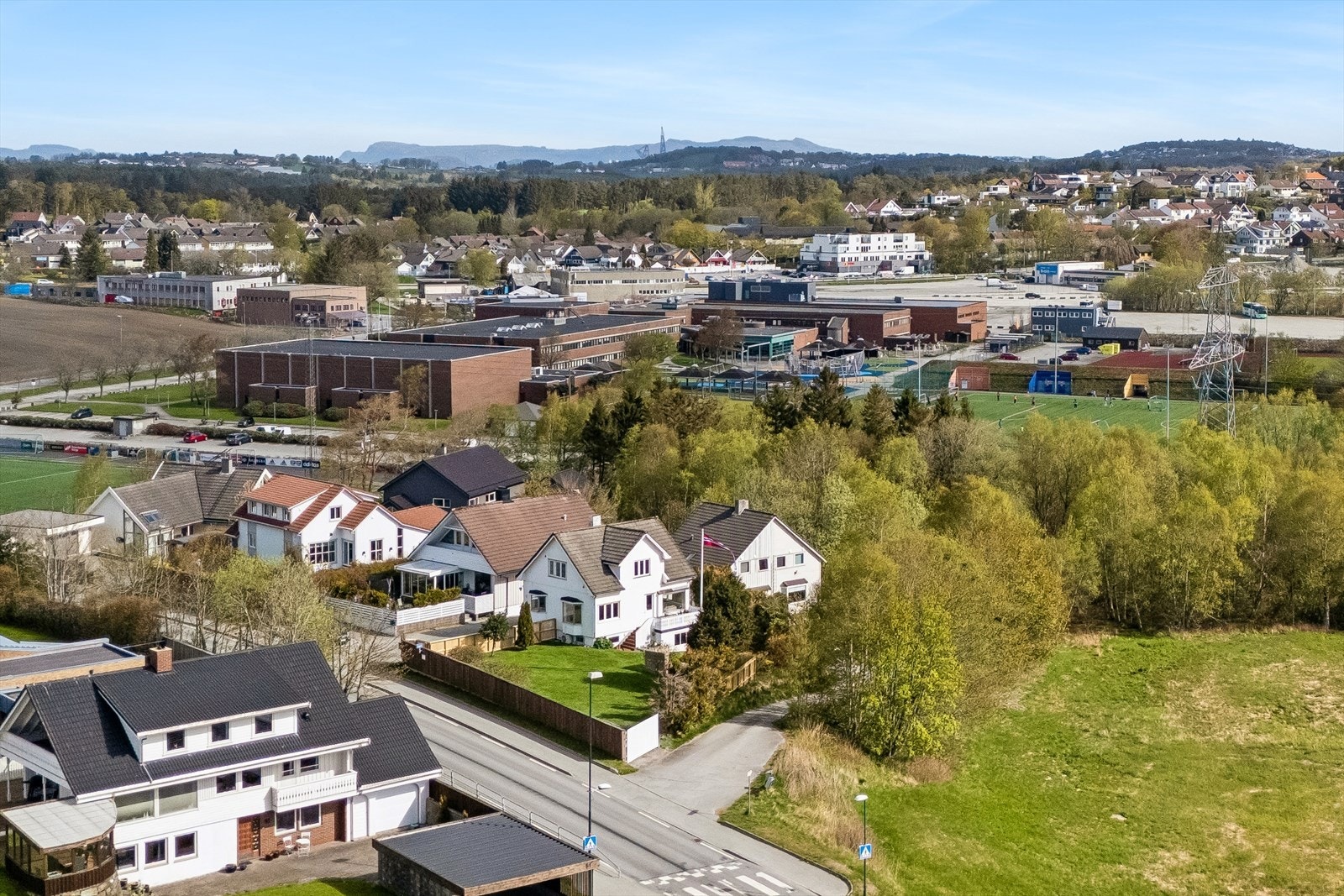 Kort vei til flere skoler som Harfsfjord Skole, Revheim skole og ISS. Galleribilde